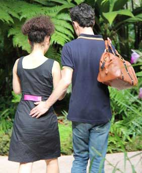 Gentleman Itu Bawain Tas Kekasih