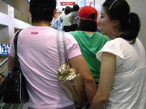 Gentleman Itu Bawain Tas Kekasih
