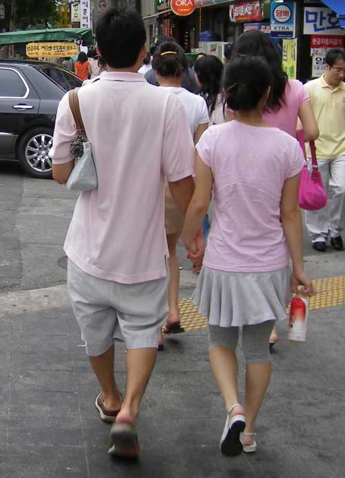 Gentleman Itu Bawain Tas Kekasih