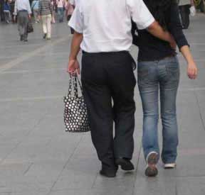 Gentleman Itu Bawain Tas Kekasih