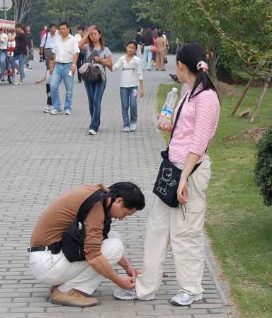 Gentleman Itu Bawain Tas Kekasih