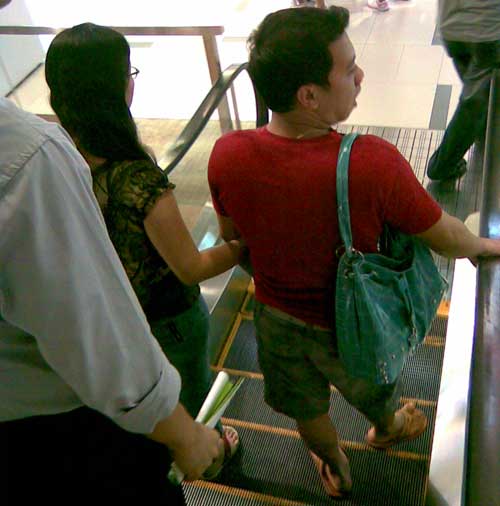 Gentleman Itu Bawain Tas Kekasih
